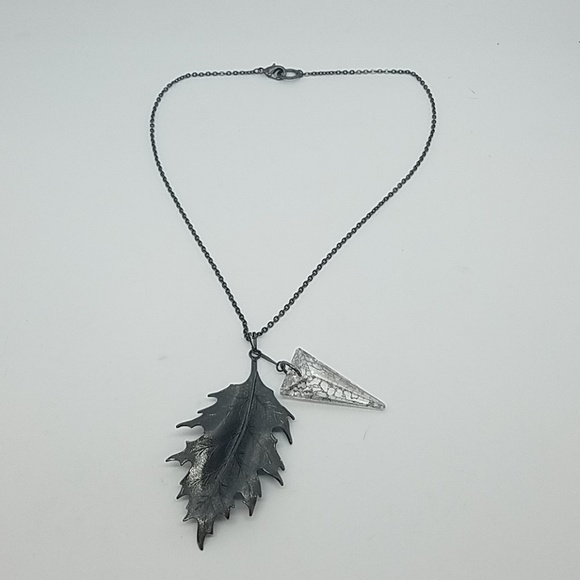 GASOLINE GLAMOUR Jewelry - Fire from heaven gunmetal leaf necklace
Swarovski GASOLINE GLAMOUR Jewelry - Fire from heaven gunmetal leaf necklace
Swarovski